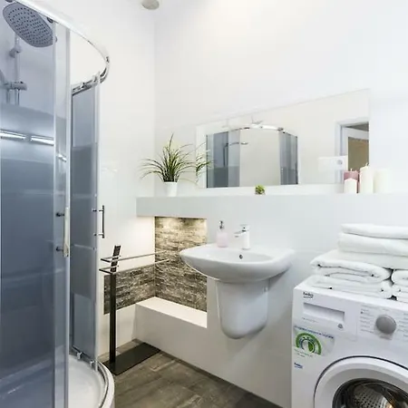 Ruska Street Old Town - Big - Climatic - 11 People - 300m Town Hall Апартаменти *